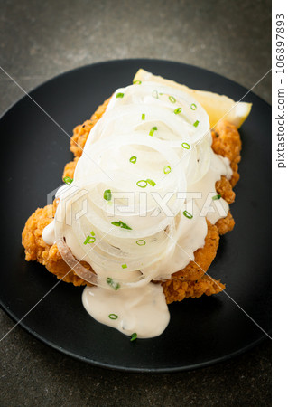 Snow Onion Chicken or Fried Chicken with Creamy Onions Sauce Snow Onion Chicken or Fried Chicken with Creamy Onions Sauce 106897893