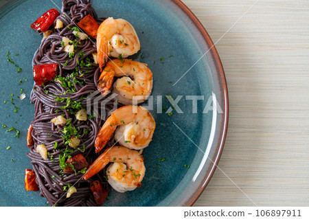 stir-fried black spaghetti with garlic and shrimps 106897911