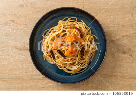 stir-fried spaghetti with salmon and dried chilli 106898019
