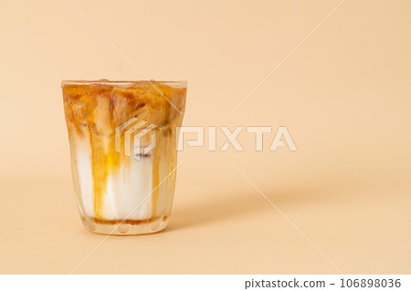 caramel macchiato coffee in glass caramel macchiato coffee in glass 106898036