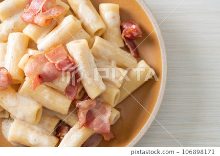 spaghetti rigatoni pasta with white sauce and bacon spaghetti rigatoni pasta with white sauce and bacon 106898171