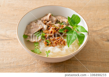 Pho Bo vietnamese soup with pork and rice noodles Pho Bo vietnamese soup with pork and rice noodles 106898233