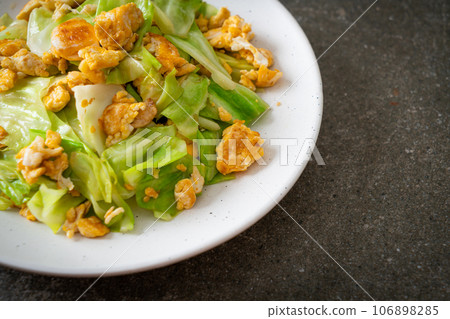 homemade stir-fried cabbage with egg 106898285