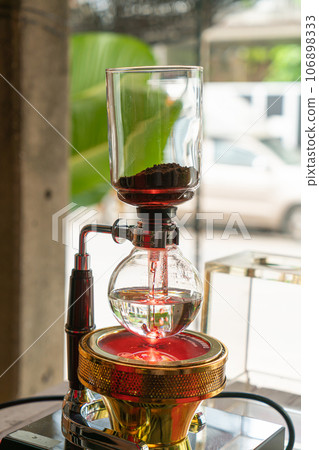 syphon classic coffee maker in coffee shop 106898333