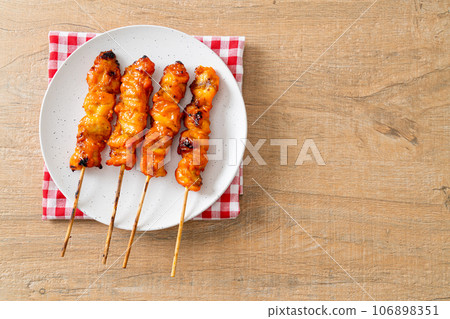 grilled chicken skewer yakitori serve in izakaya style grilled chicken skewer yakitori serve in izakaya style 106898351