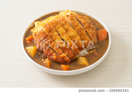 curry rice with fried pork cutlet and creamy omelet 106898361