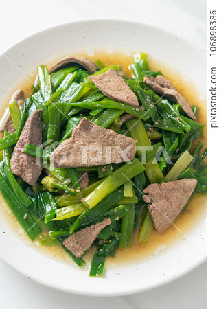 Stir-fried onion flower stem with pork liver Stir-fried onion flower stem with pork liver 106898386