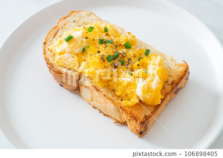 bread toast with scramble egg 106898405