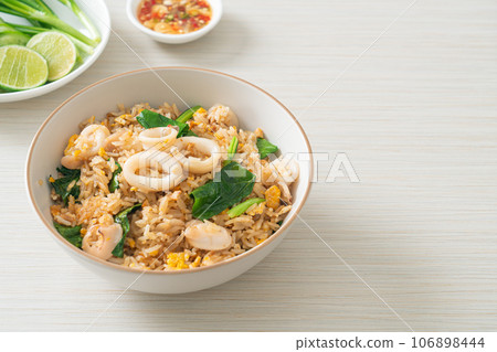 Fried rice with squid or octopus 106898444