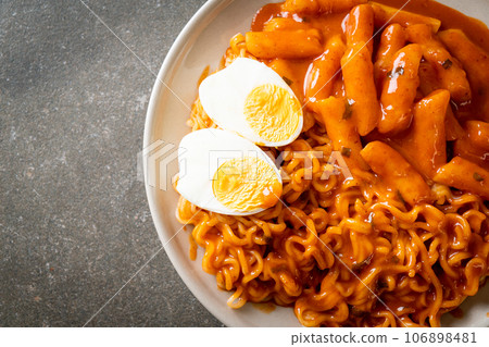 Rabokki (Ramen or Korean instant noodle and Tteokbokki) in spicy korean sauce 106898481