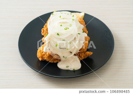 Snow Onion Chicken or Fried Chicken with Creamy Onions Sauce 106898485