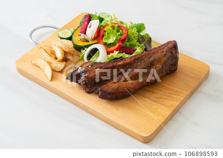 barbecue pork spare ribs with vegetables 106898593