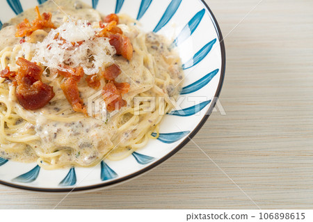 spaghetti with truffle cream sauce and mushroom 106898615