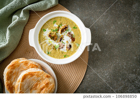 Afghani chicken in green masala curry or Hariyali tikka chicken hara masala with roti or naan bread 106898850