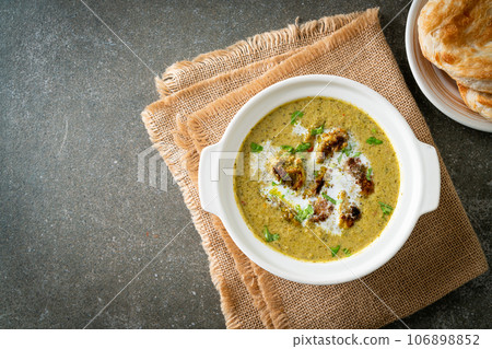 Afghani chicken in green masala curry or Hariyali tikka chicken hara masala with roti or naan bread 106898852