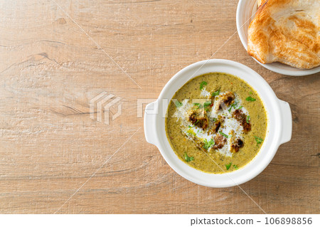 Afghani chicken in green masala curry or Hariyali tikka chicken hara masala with roti or naan bread Afghani chicken in green masala curry or Hariyali tikka chicken hara masala with roti or naan bread 106898856