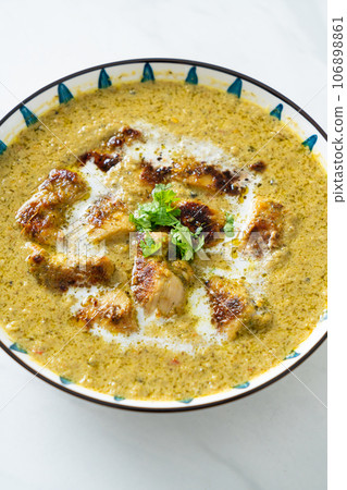 Afghani chicken in green curry or Hariyali tikka chicken hara masala 106898861