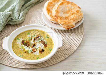 Afghani chicken in green masala curry or Hariyali tikka chicken hara masala with roti or naan bread Afghani chicken in green masala curry or Hariyali tikka chicken hara masala with roti or naan bread 106898866