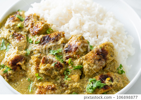 Afghani chicken in green curry or Hariyali tikka chicken hara masala with rice 106898877