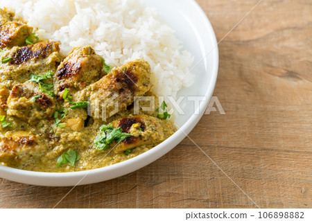 Afghani chicken in green curry or Hariyali tikka chicken hara masala with rice 106898882