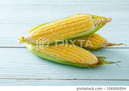 fresh corn on wood background 106898894