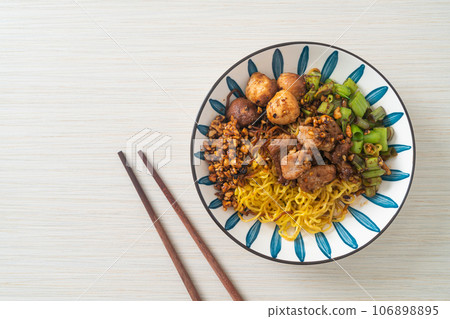 dried egg noodle with pork and meatball 106898895