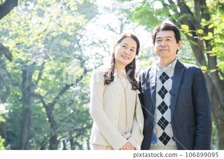 一對中年夫婦在新綠公園約會 106899095