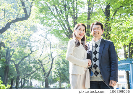 一對中年夫婦在新綠公園約會 106899096