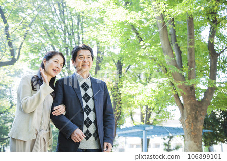 A middle-aged couple having a date in a fresh green park 106899101