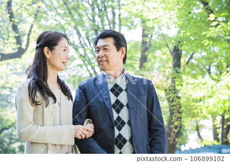 一對中年夫婦在新綠公園約會 106899102