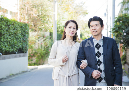 一對中年夫婦在住宅區散步 106899139