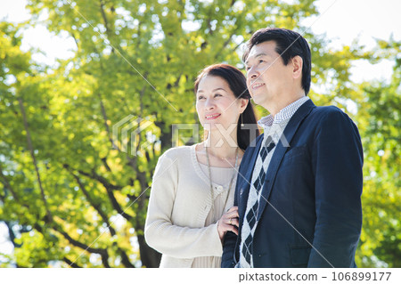 中年夫婦在公園約會 106899177