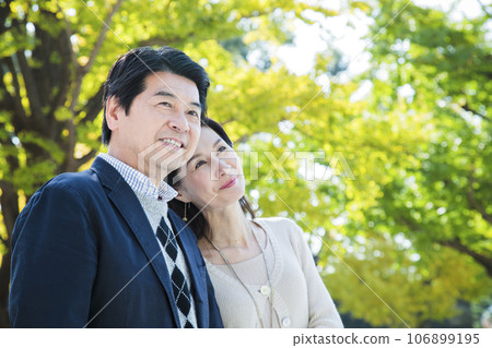 Middle-aged couple having a date in the park 106899195