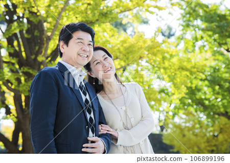 Middle-aged couple having a date in the park 106899196
