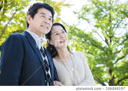 Middle-aged couple having a date in the park 106899197