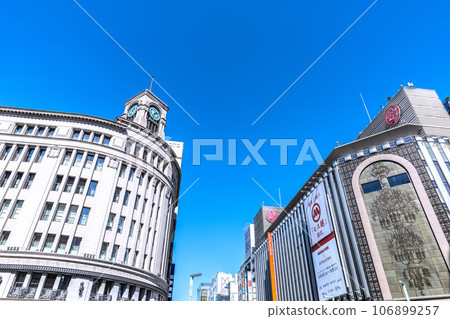 日本東京城市景觀:一個充滿希望的時代......銀座上空鋪滿了蔚藍的天空。擺脫電暈。智慧帶來什麼... 日本東京城市景觀:一個充滿希望的時代......銀座上空鋪滿了蔚藍的天空。擺脫電暈。智慧帶來什麼... 106899257