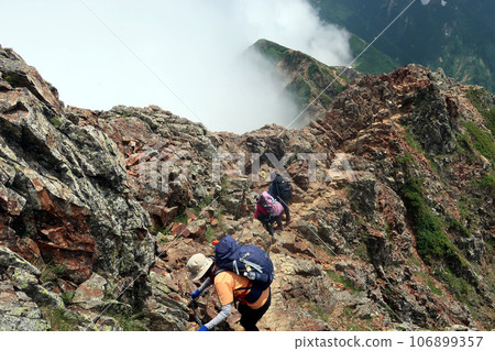 登山者沿著牛久路行走，這是唐松山和五龍山之間的一個困難地點。 106899357