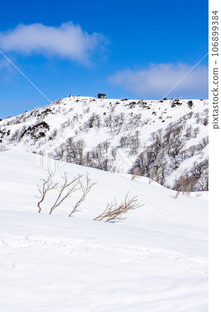 兵庫縣最高峰·兵庫縣最高峰·兵庫山雪山登山 從三之丸仰望雪原上的兵庫山山頂 106899384