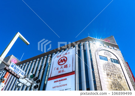 日本東京城市景觀:一個充滿希望的時代......銀座上空鋪滿了蔚藍的天空。擺脫電暈。銀座三越和光芒,閃耀智慧與希望的時代…… 日本東京城市景觀:一個充滿希望的時代......銀座上空鋪滿了蔚藍的天空。擺脫電暈。銀座三越和光芒,閃耀智慧與希望的時代…… 106899499