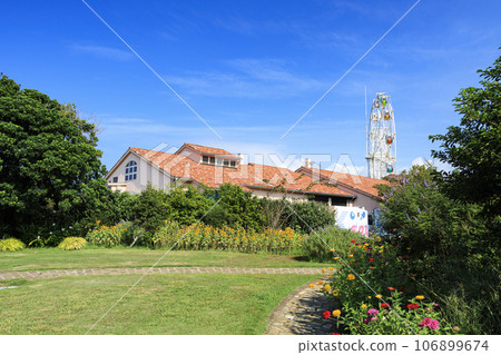 夏日的太陽山 (Soleil Hill) 綠葉映襯藍天的景色 夏日的太陽山 (Soleil Hill) 綠葉映襯藍天的景色 106899674