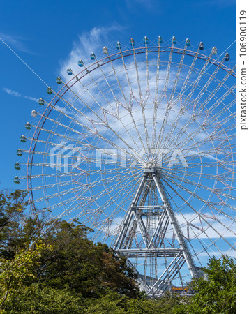 Blue sky and Tempozan Ferris wheel 106900119