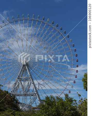 Blue sky and Tempozan Ferris wheel 106900120