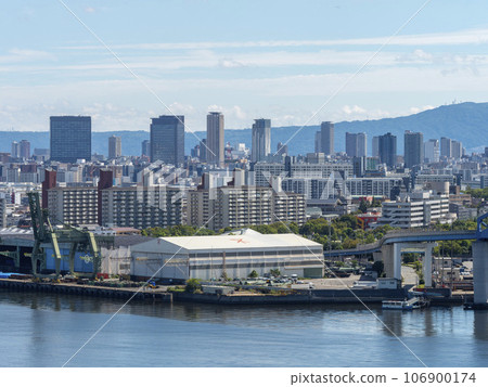建築物林立的大阪城市景觀和內港風景 建築物林立的大阪城市景觀和內港風景 106900174