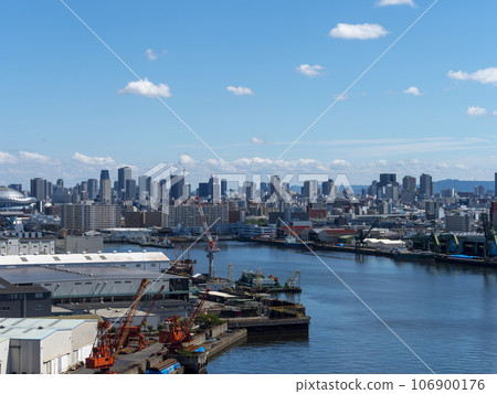 建築物林立的大阪城市景觀和內港風景 建築物林立的大阪城市景觀和內港風景 106900176