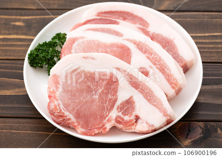 thick-sliced pork loin 106900196