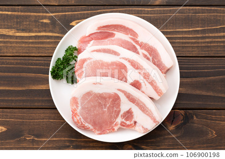 thick-sliced pork loin 106900198