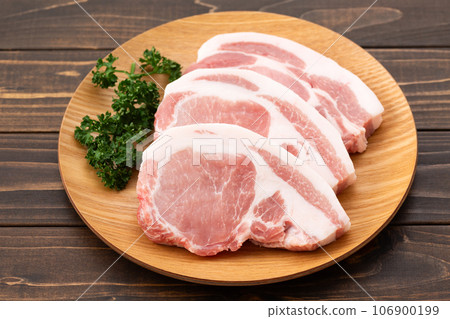 thick-sliced pork loin 106900199