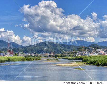 [HDR] Cityscape along the Yamato River and Mt. Nijo 106900205