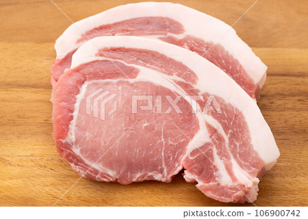 thick-sliced pork loin 106900742
