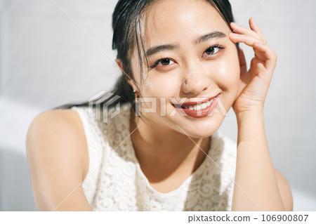 Young lady's portrait 106900807